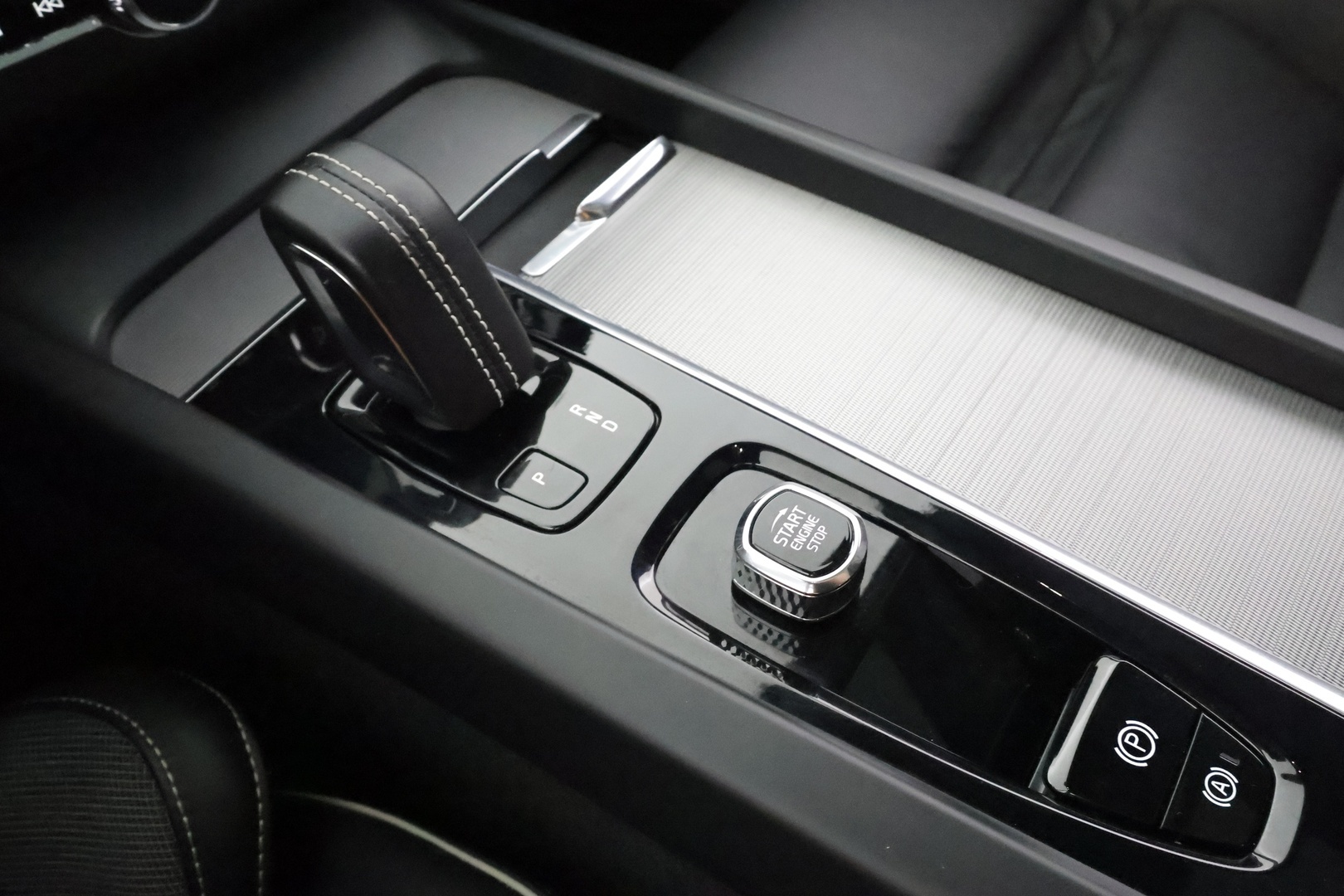 VOLVO XC60 2022