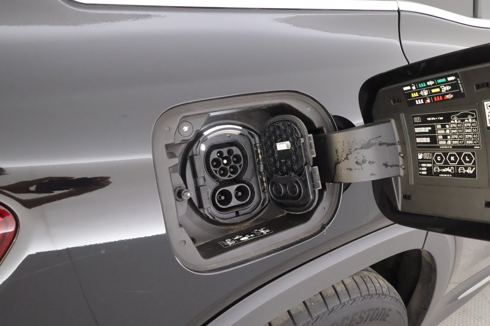 MERCEDES-BENZ EQB 2023