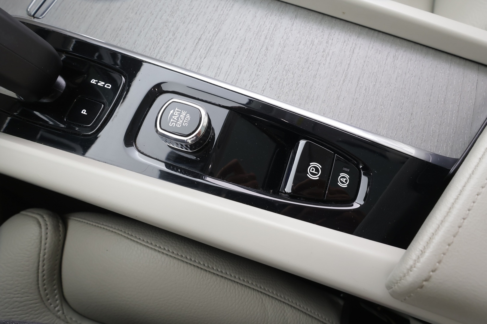 VOLVO XC60 2023