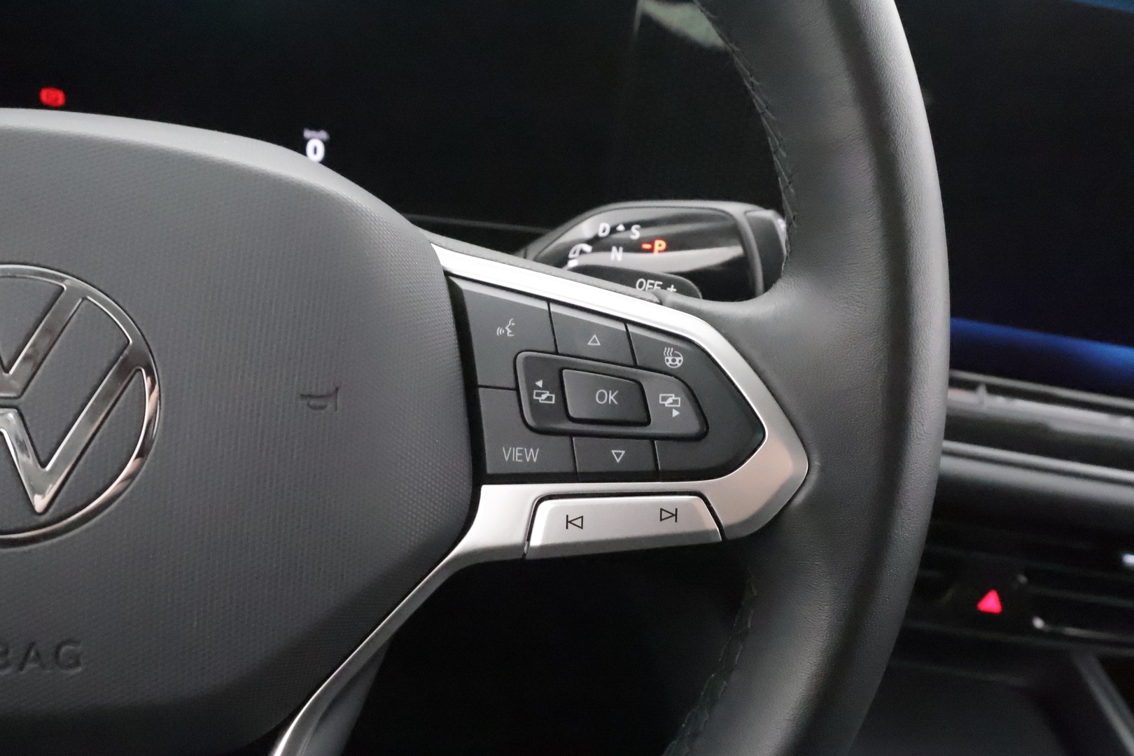 VOLKSWAGEN PASSAT 2024