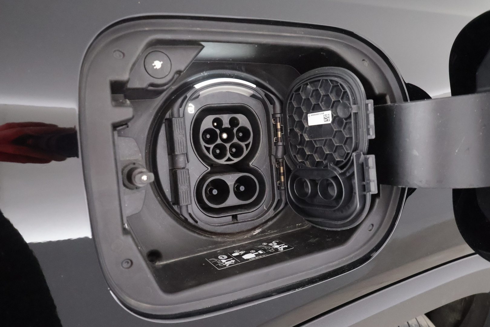 MERCEDES-BENZ EQB 2023