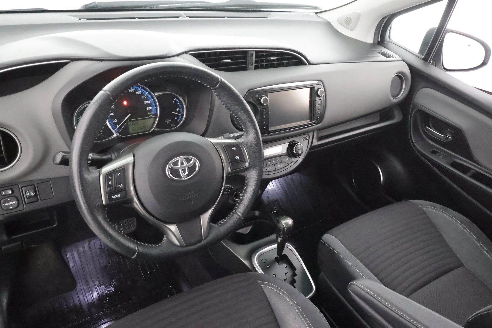 TOYOTA Yaris 2015