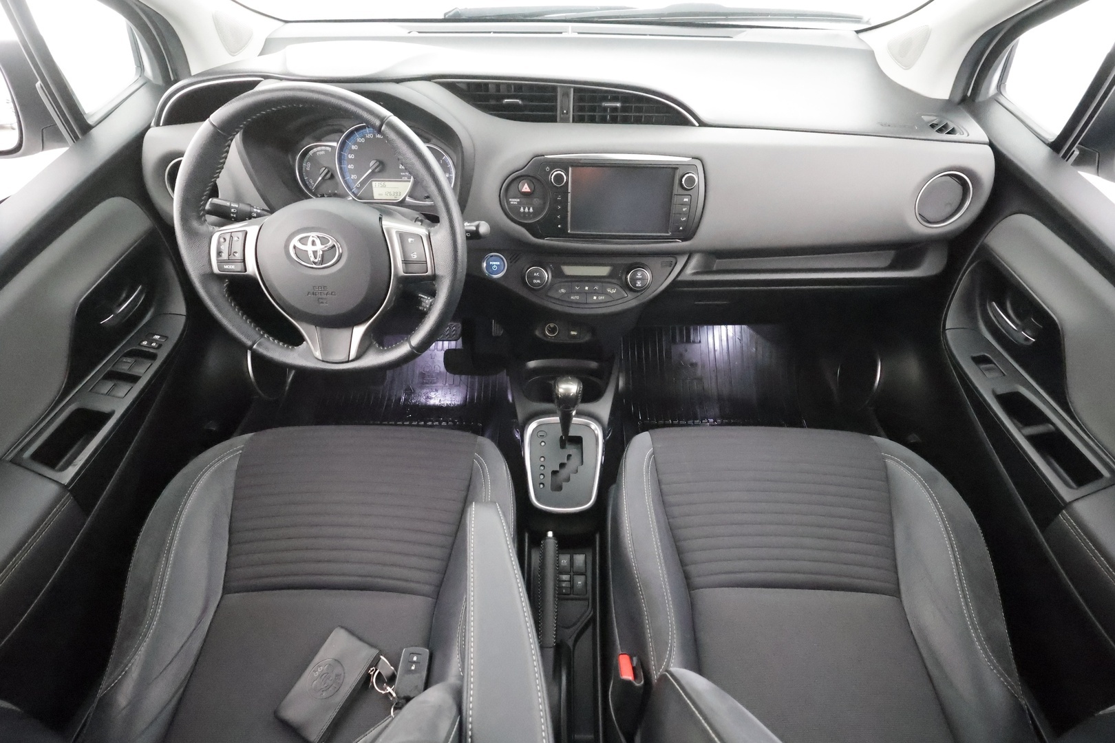 TOYOTA Yaris 2015