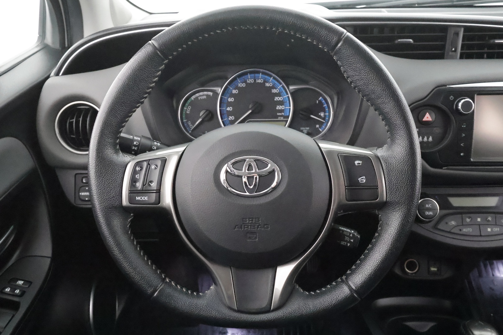 TOYOTA Yaris 2015