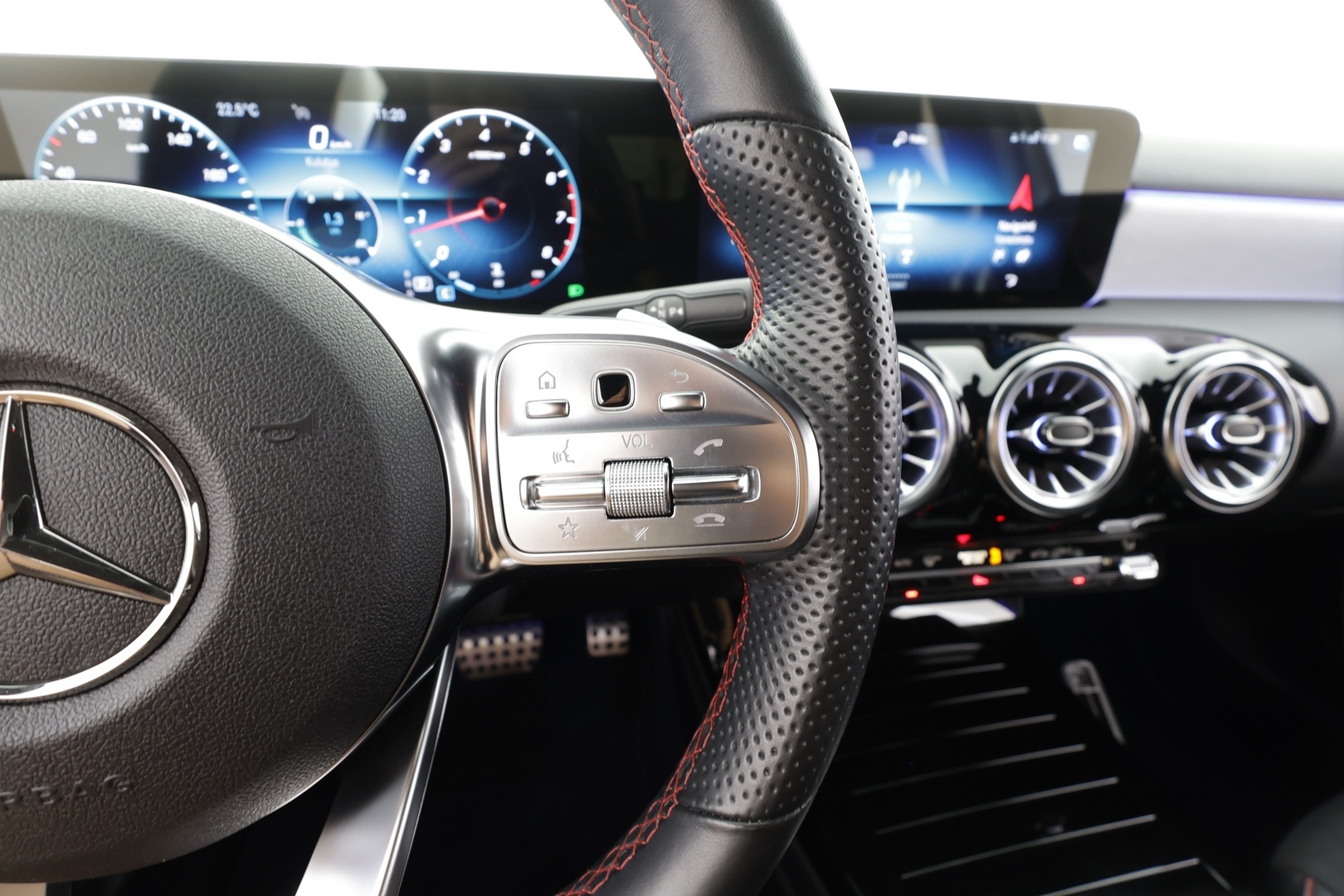 MERCEDES-BENZ A 2022