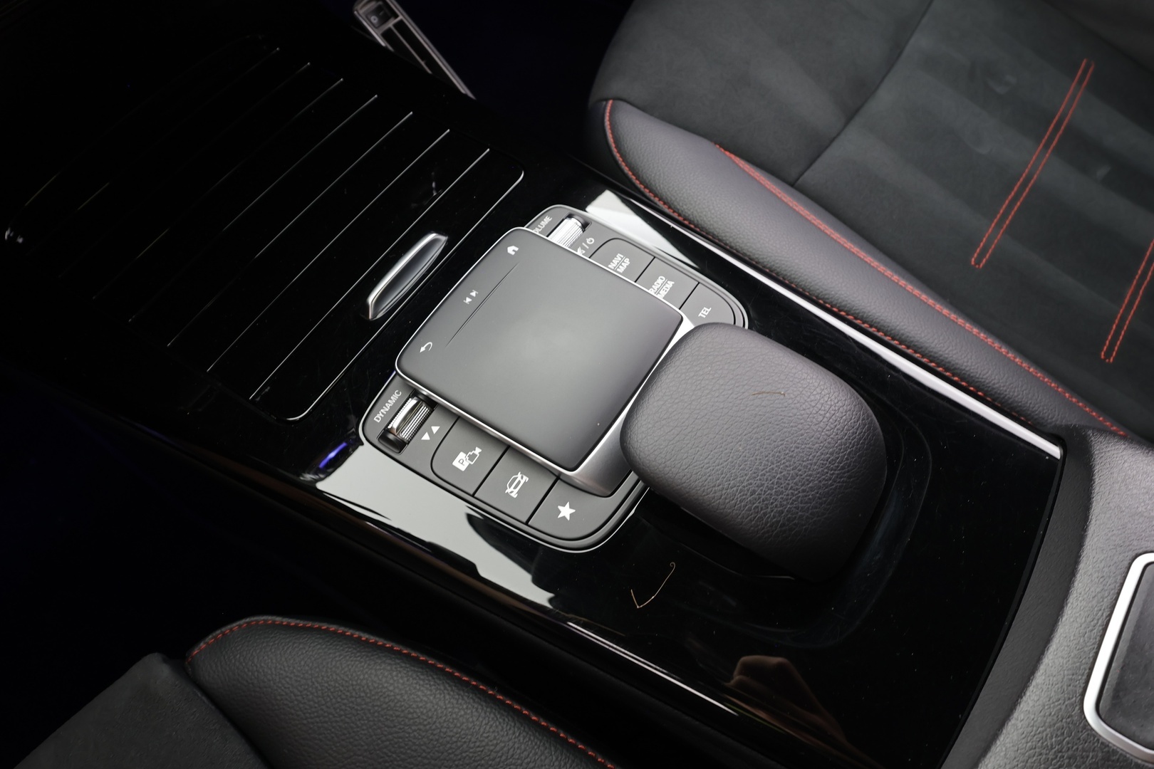 MERCEDES-BENZ A 2022