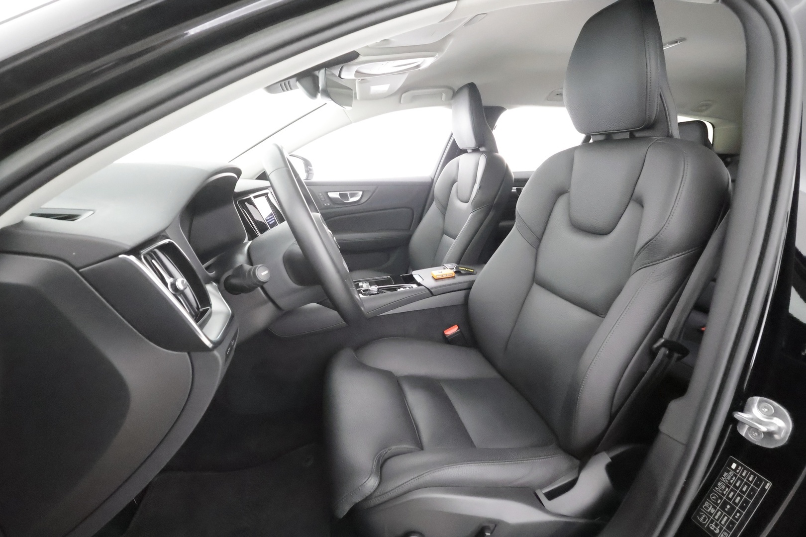 VOLVO V60 2023