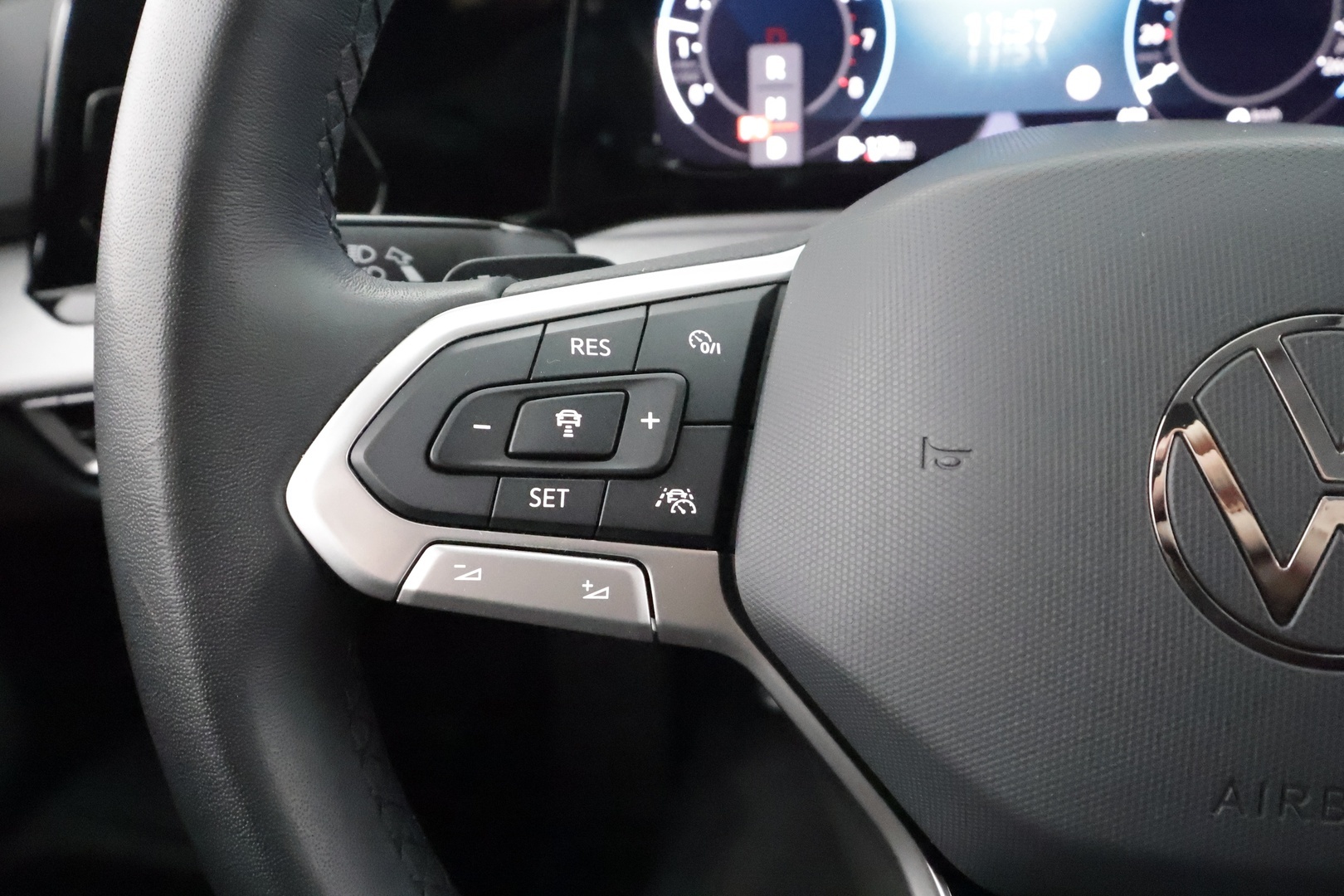 VOLKSWAGEN GOLF 2024