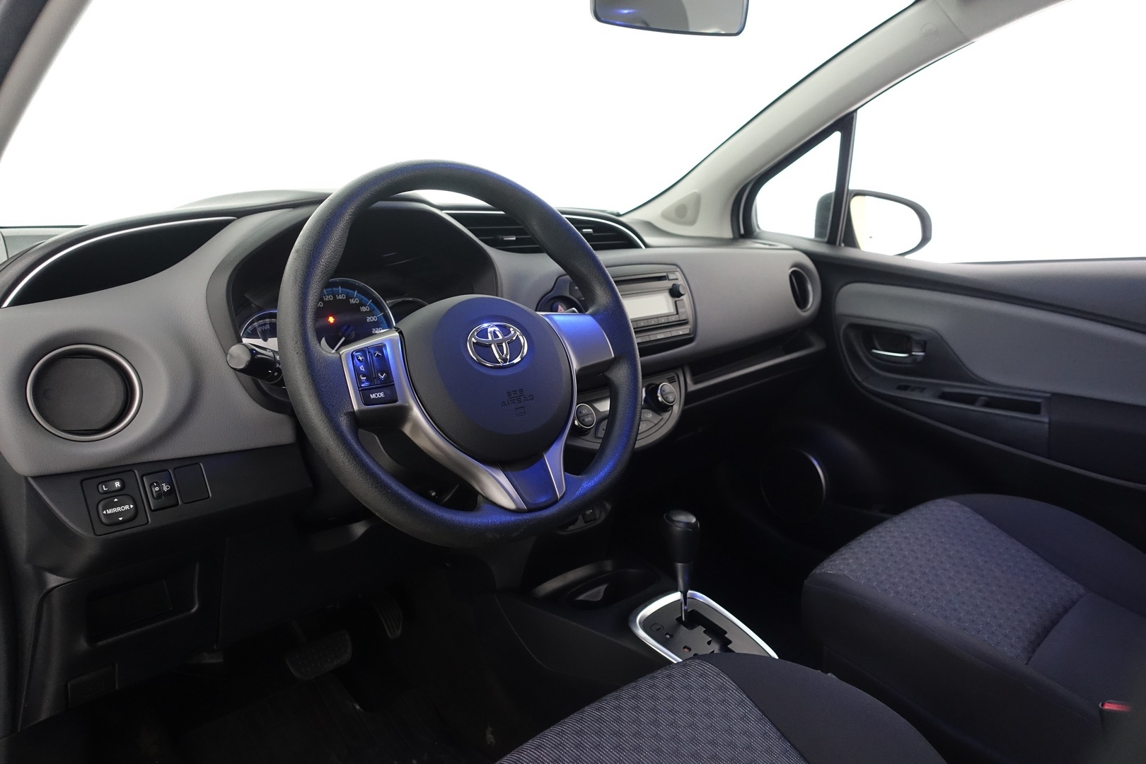 TOYOTA Yaris 2015