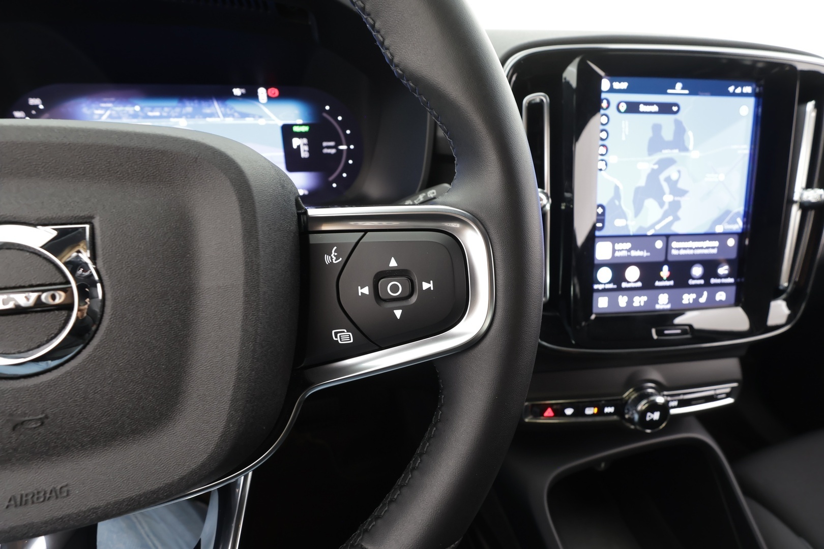 VOLVO XC40 2023