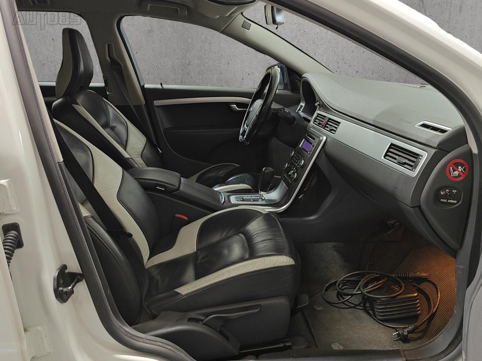 VOLVO V70 13