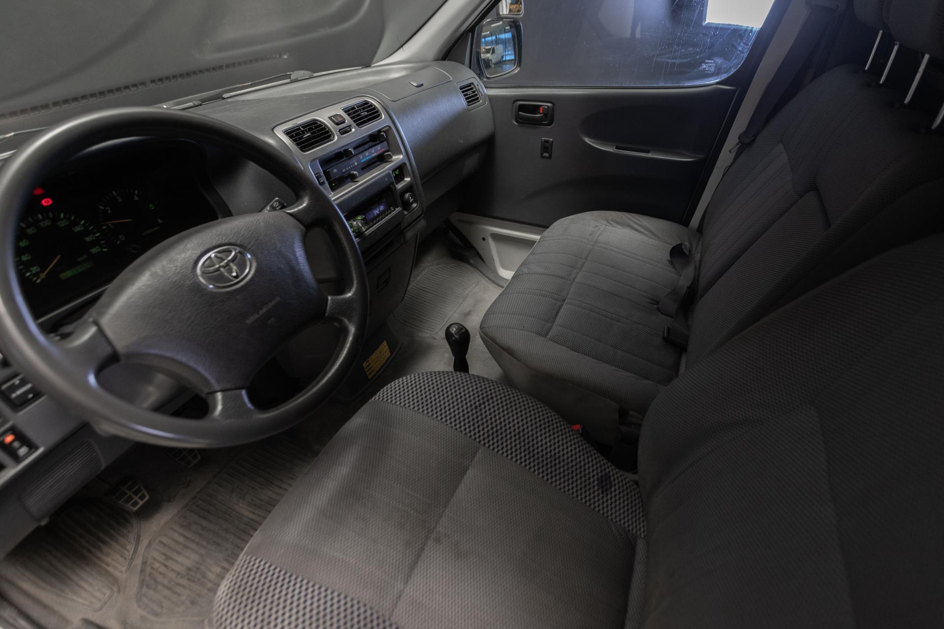 TOYOTA Hiace 2009