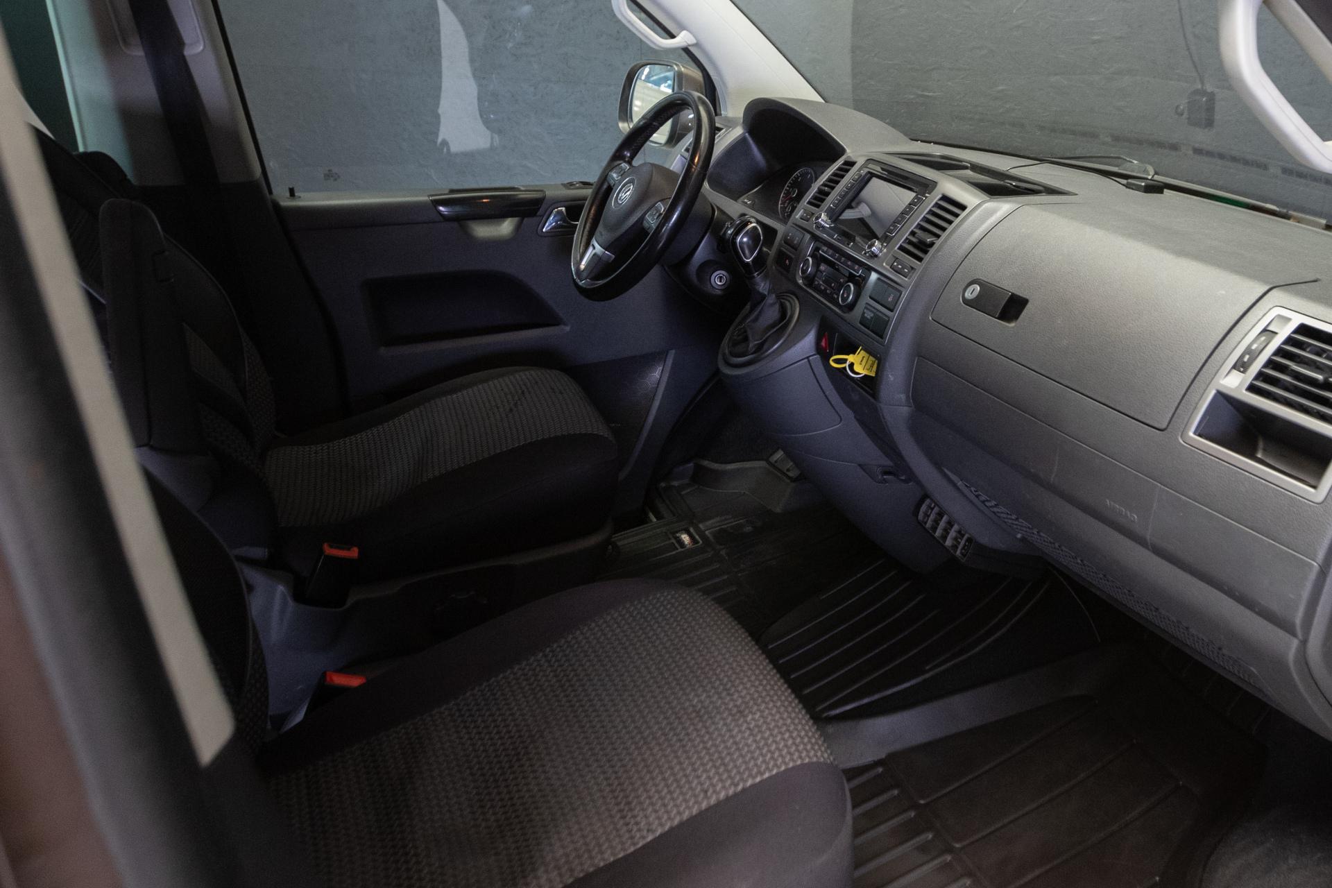 VOLKSWAGEN Caravelle 2012