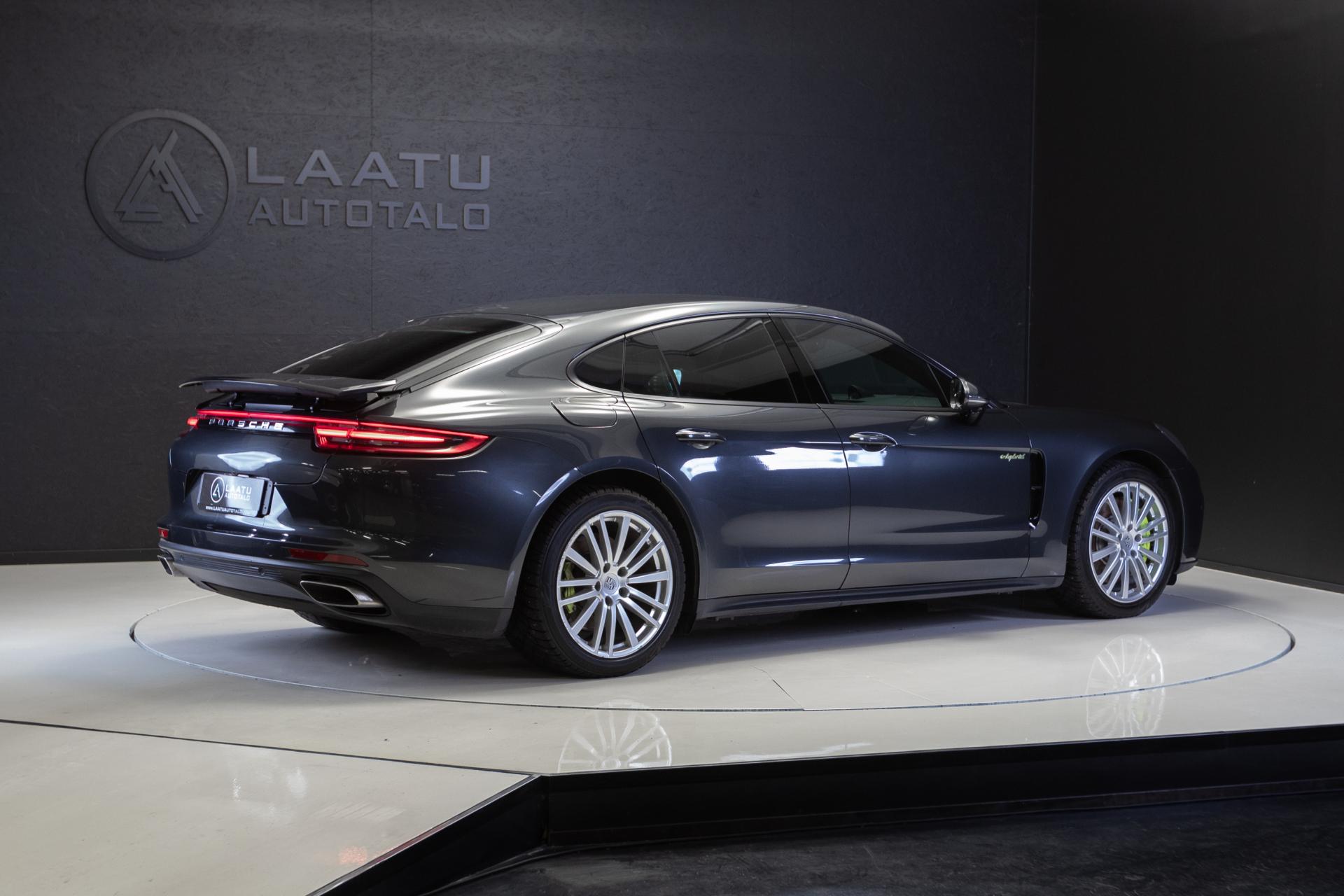 PORSCHE Panamera 2018