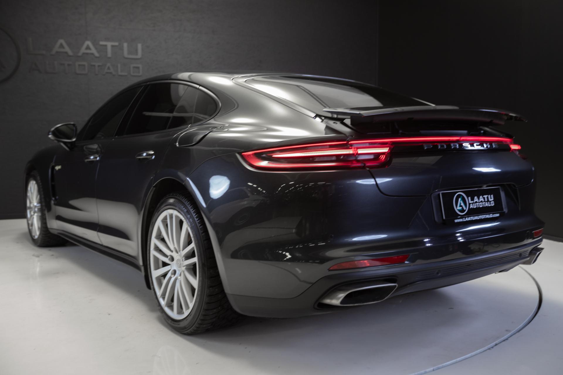 PORSCHE Panamera 2018