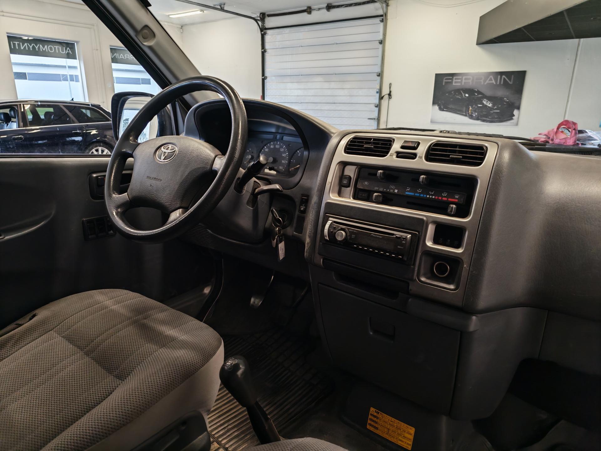 TOYOTA Hiace 2008