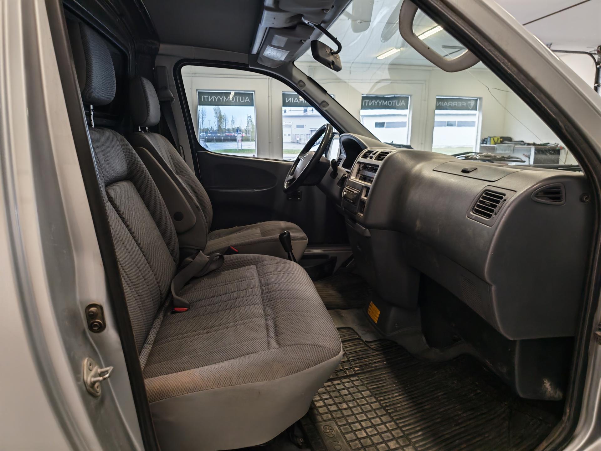 TOYOTA Hiace 2008