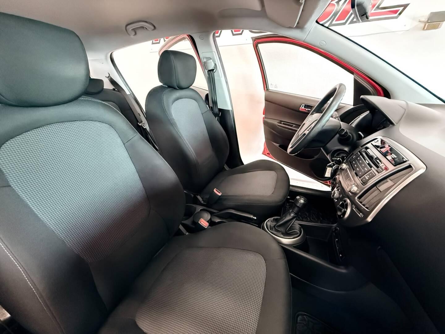 HYUNDAI i20 2013