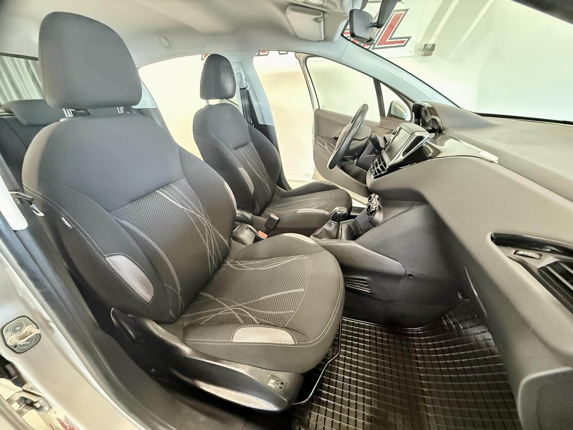 PEUGEOT 208 2015