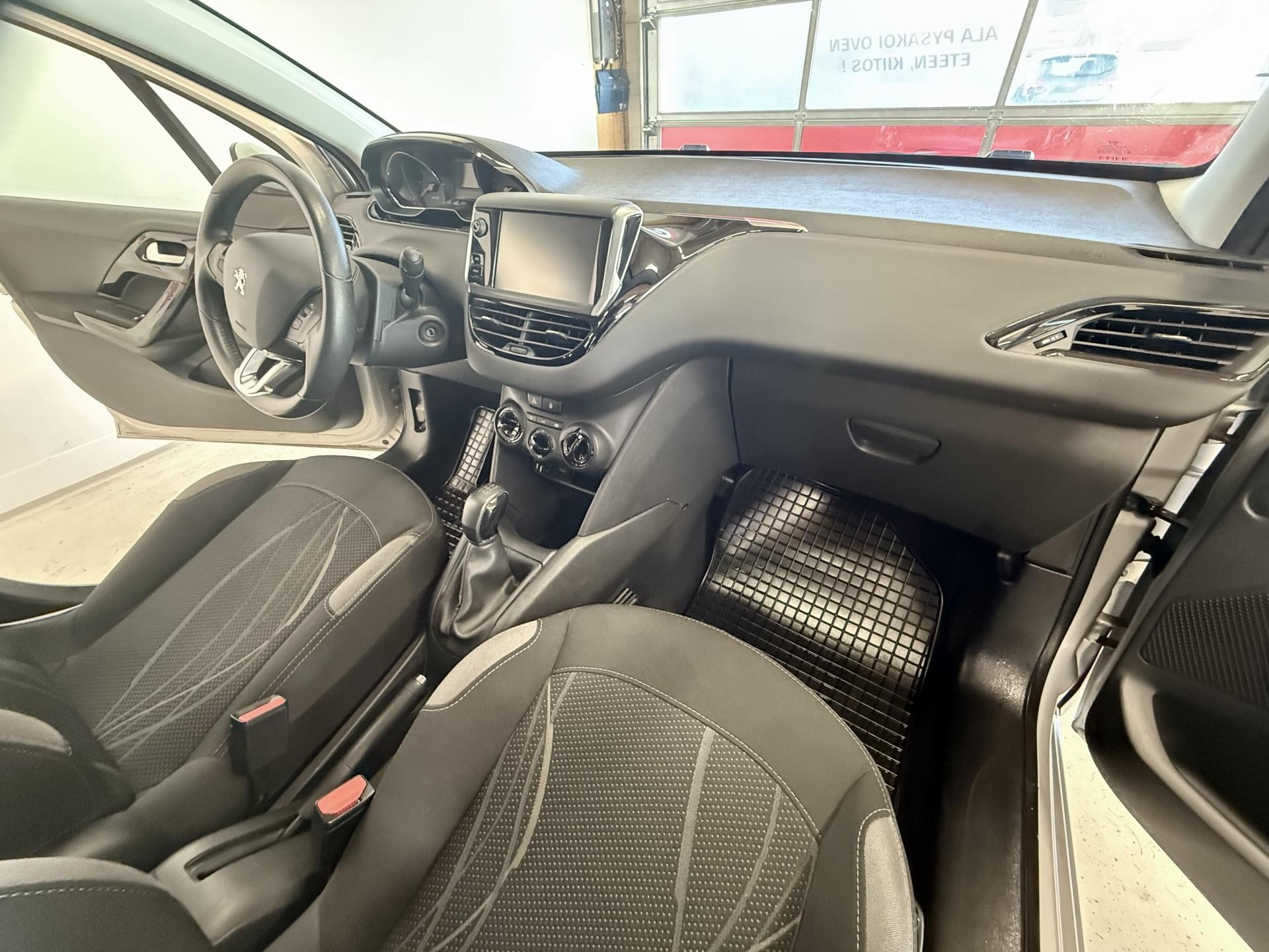 PEUGEOT 208 2015