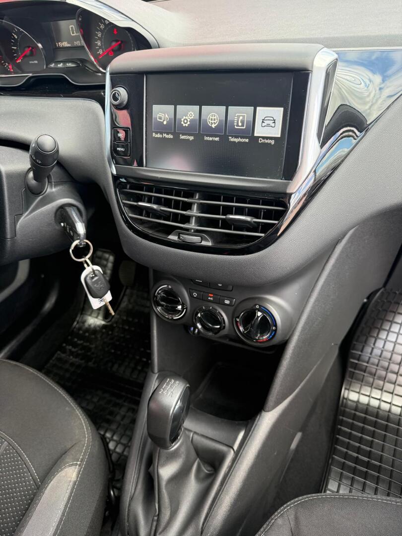 PEUGEOT 208 2015