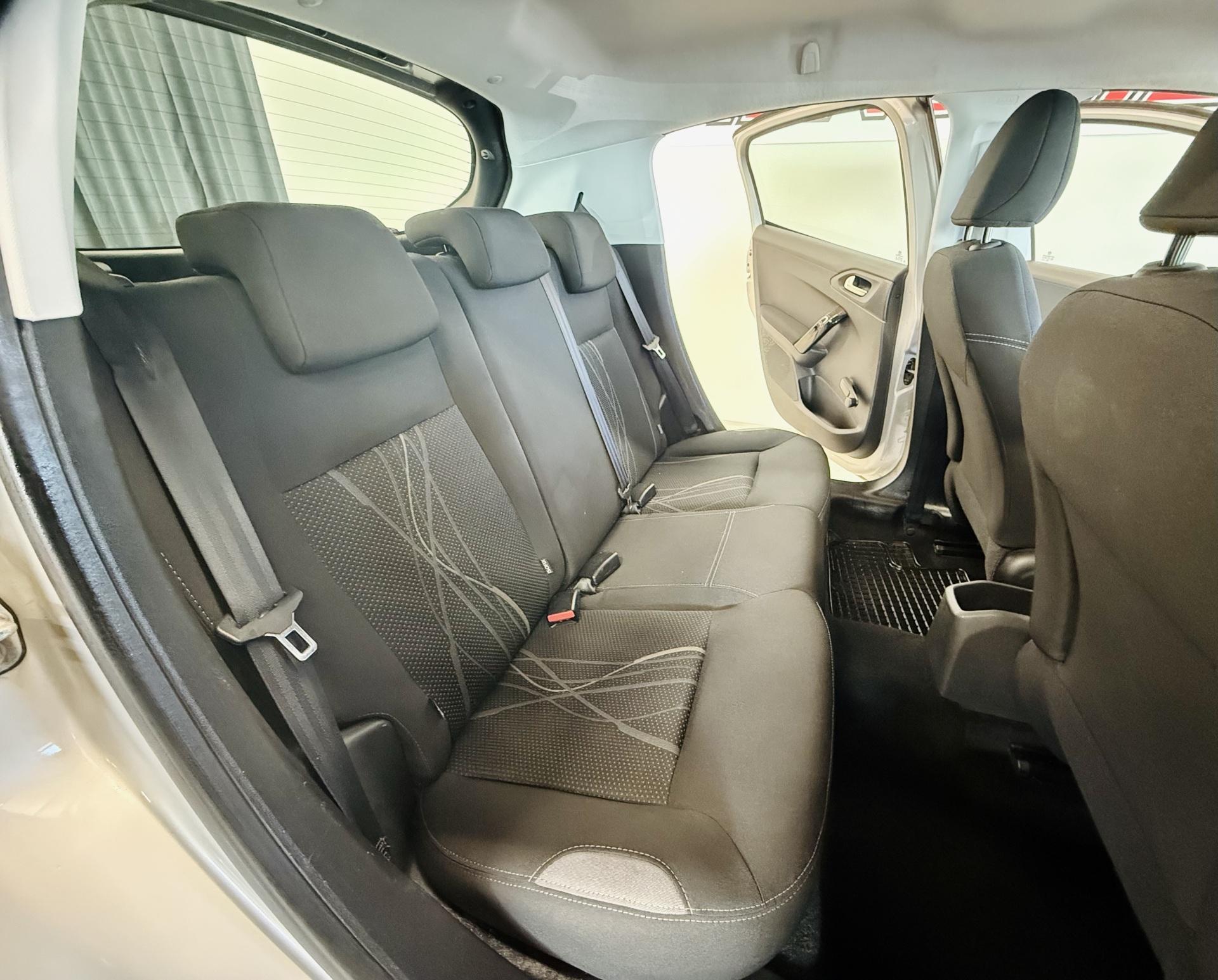 PEUGEOT 208 2015