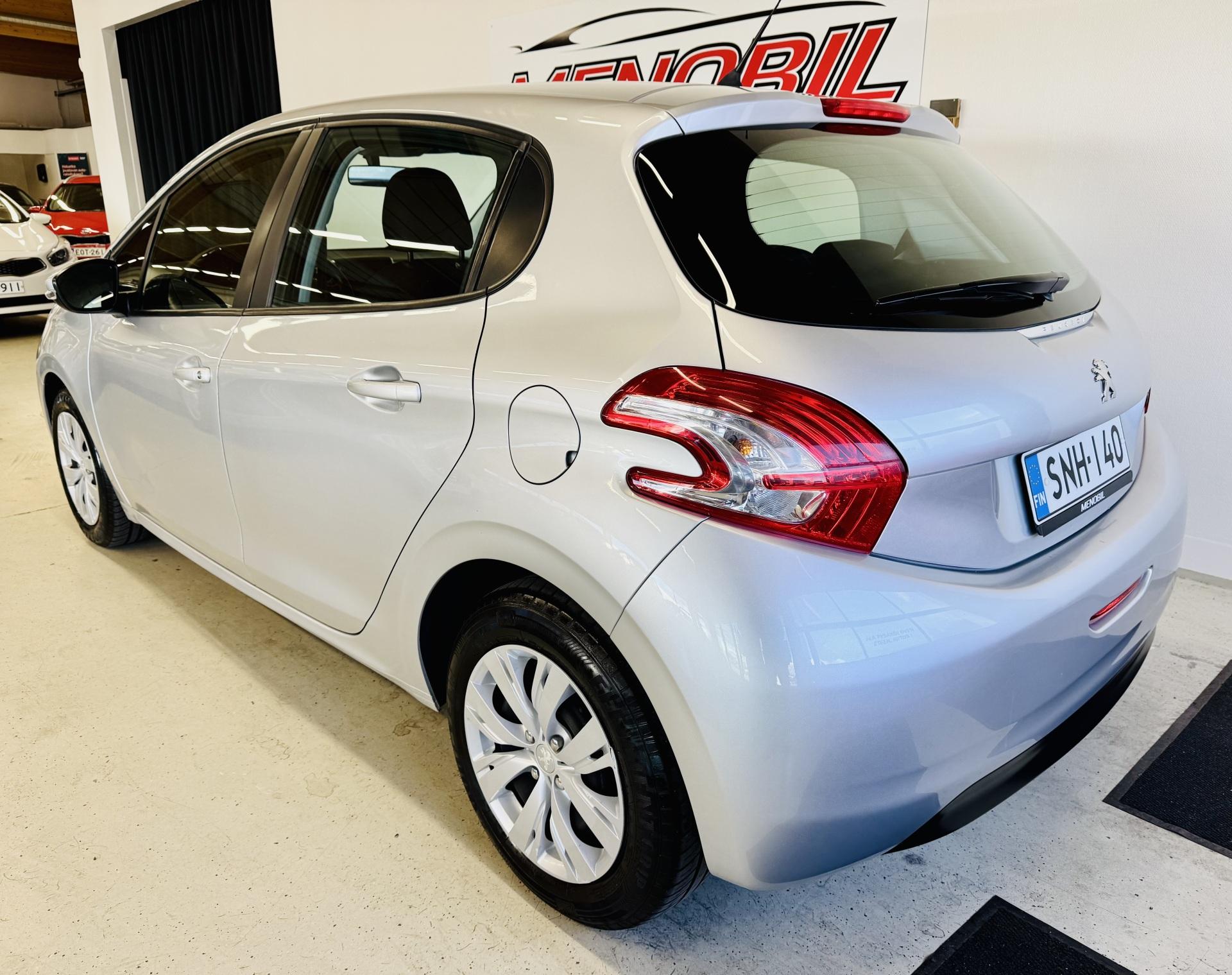 PEUGEOT 208 2015