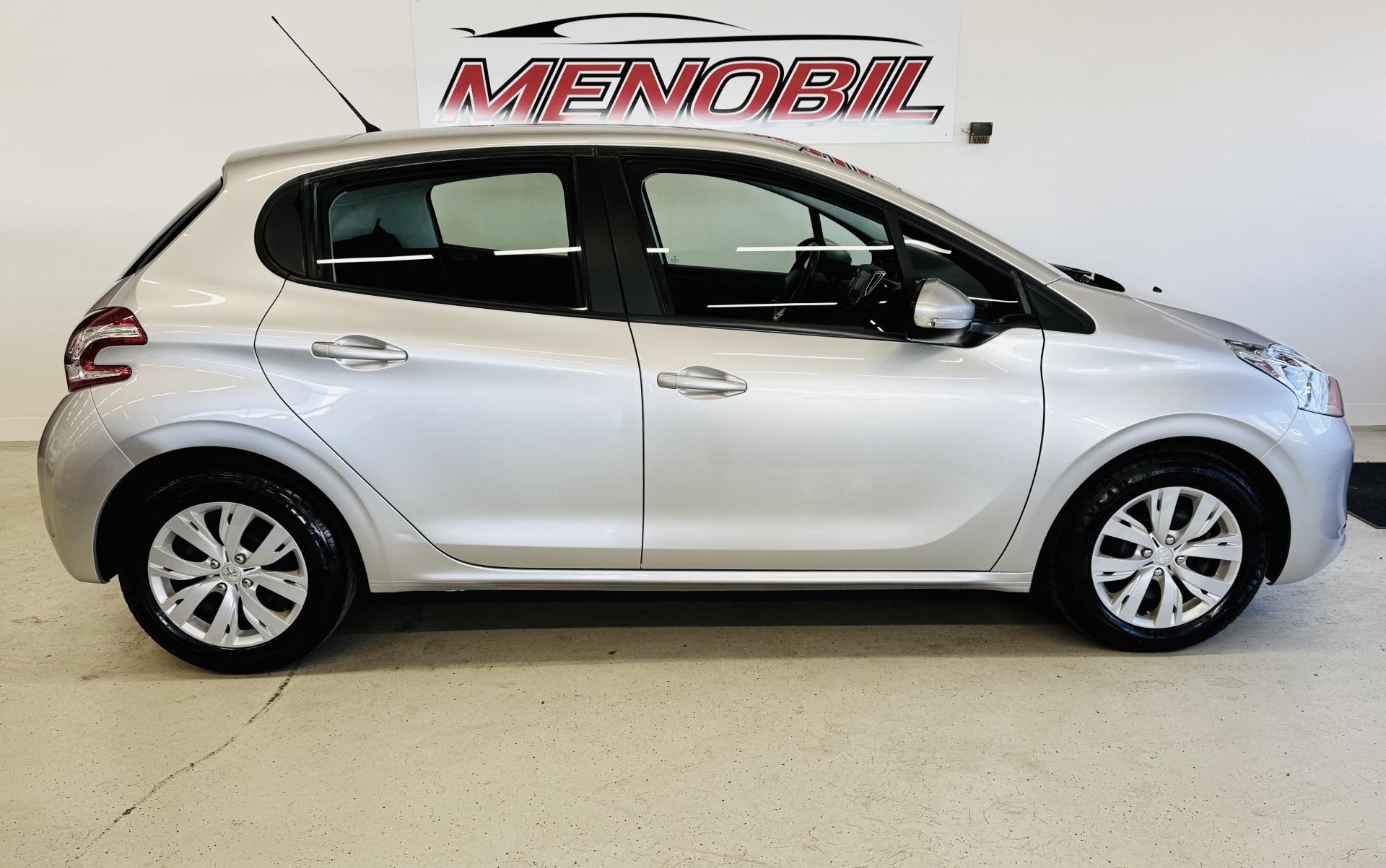 PEUGEOT 208 2015