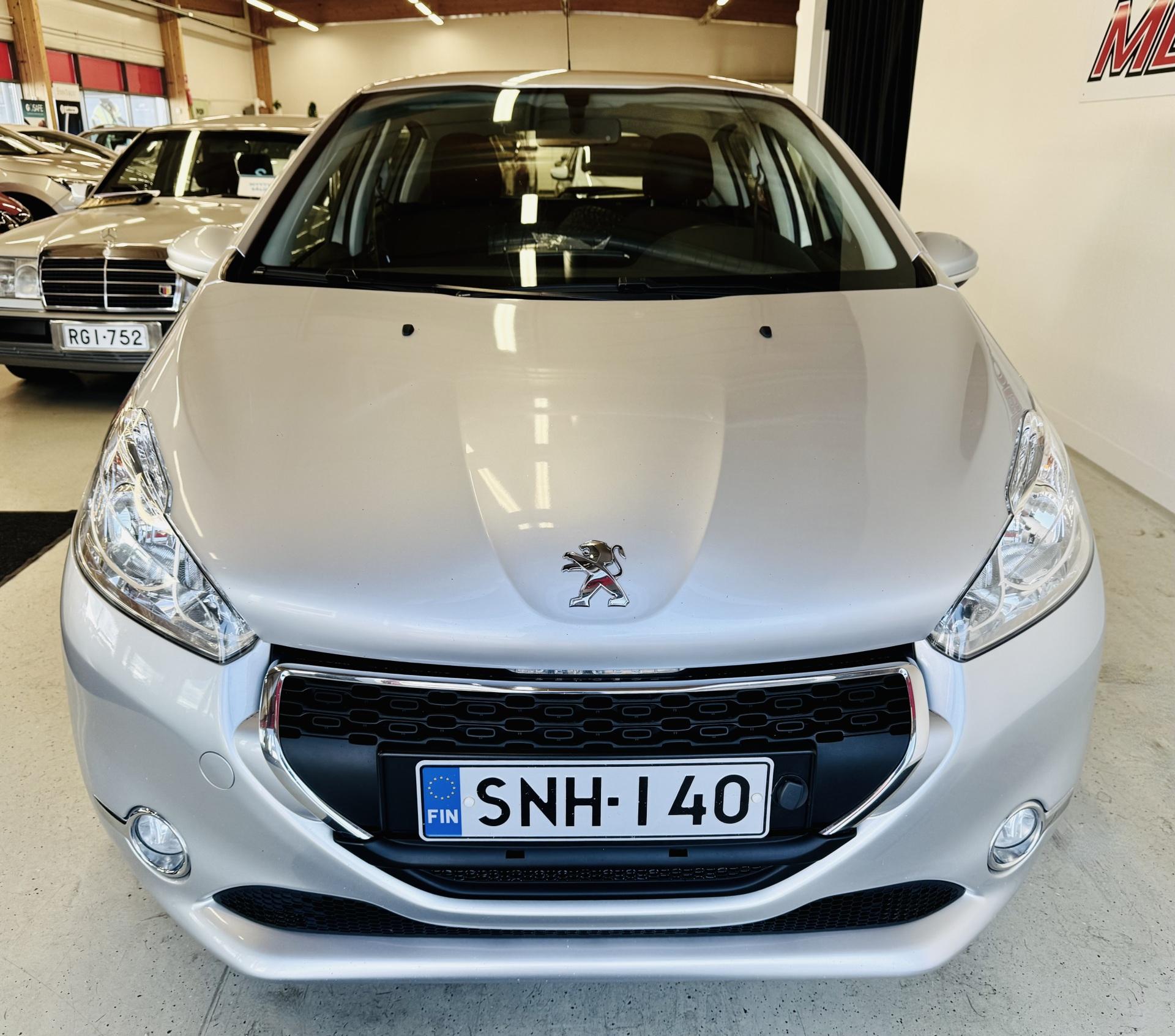 PEUGEOT 208 2015