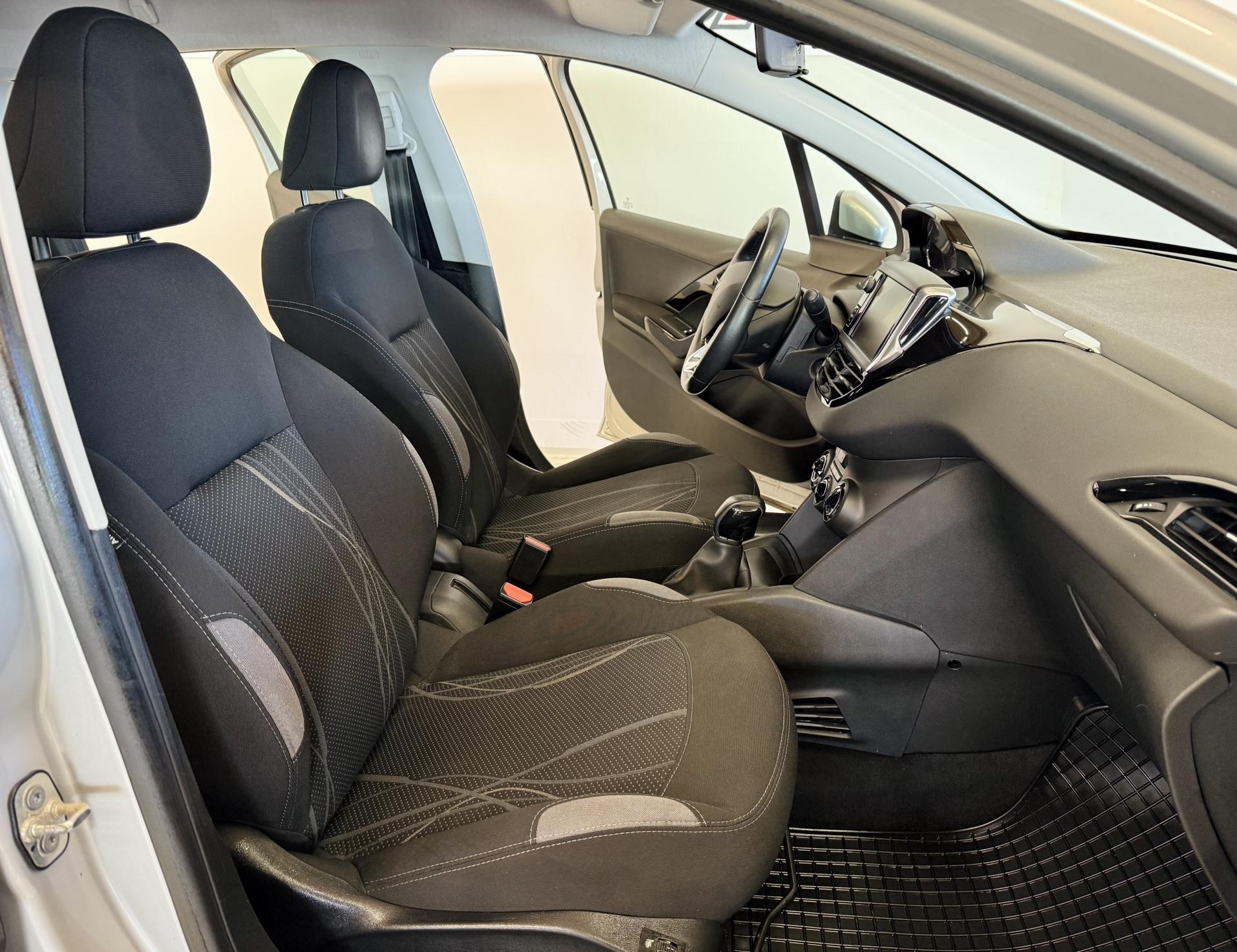 PEUGEOT 208 2015