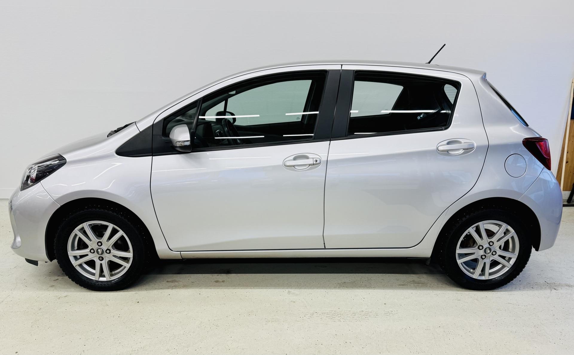 TOYOTA Yaris 2015