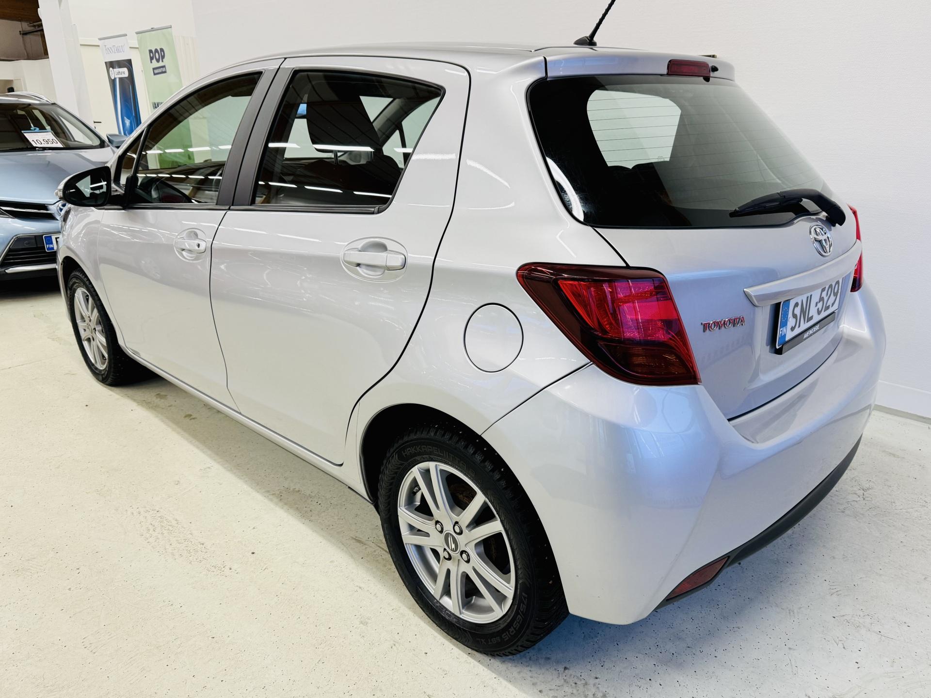 TOYOTA Yaris 2015