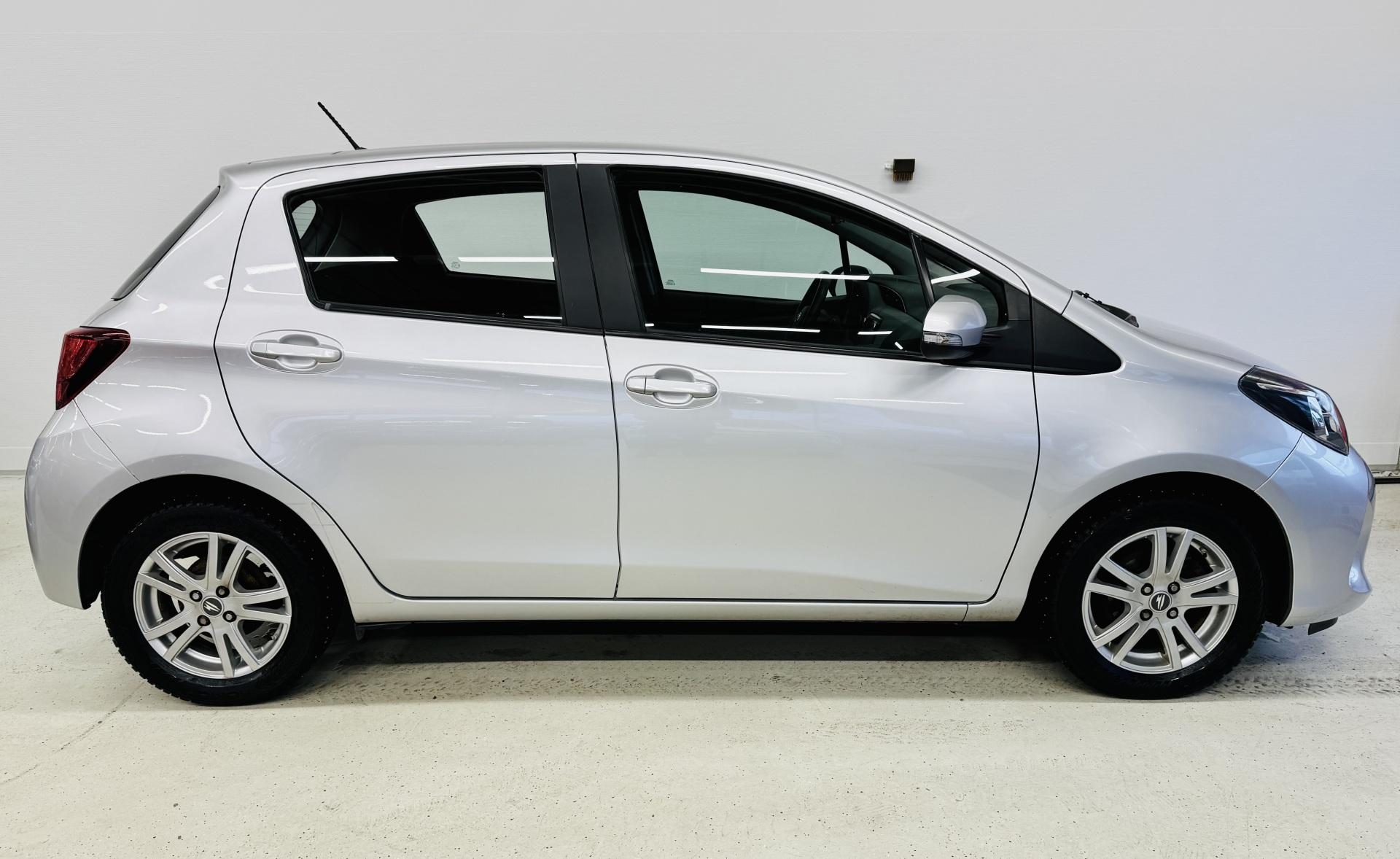 TOYOTA Yaris 2015