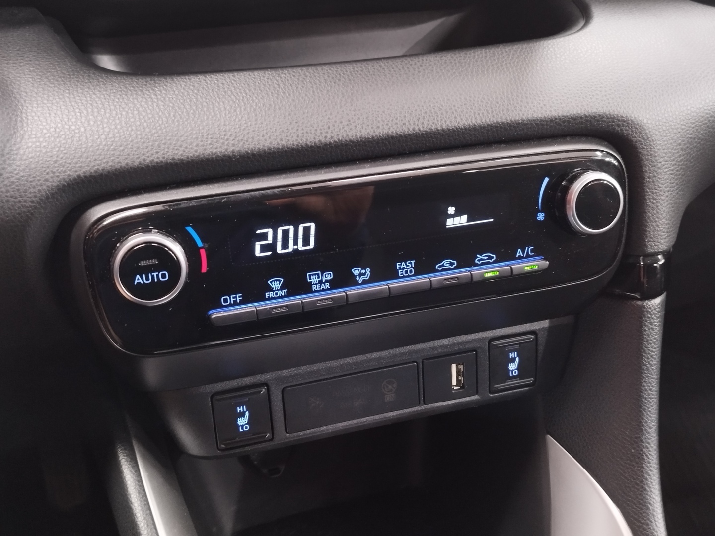 TOYOTA Yaris 4