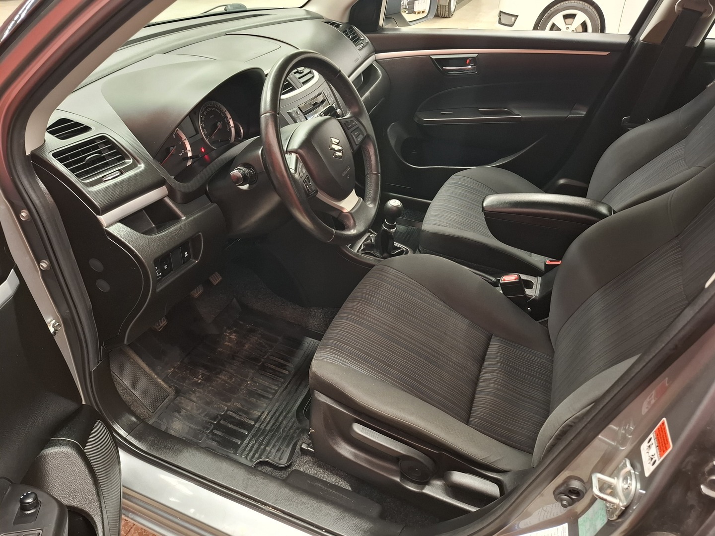 SUZUKI Swift 9