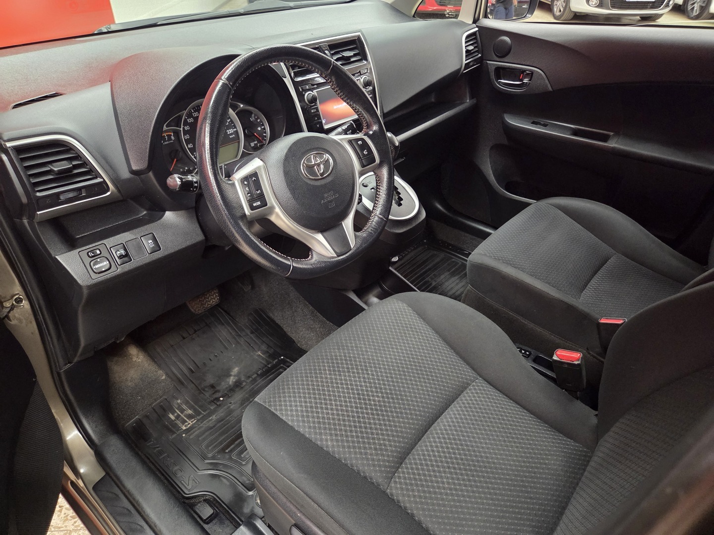 TOYOTA Verso-S 8