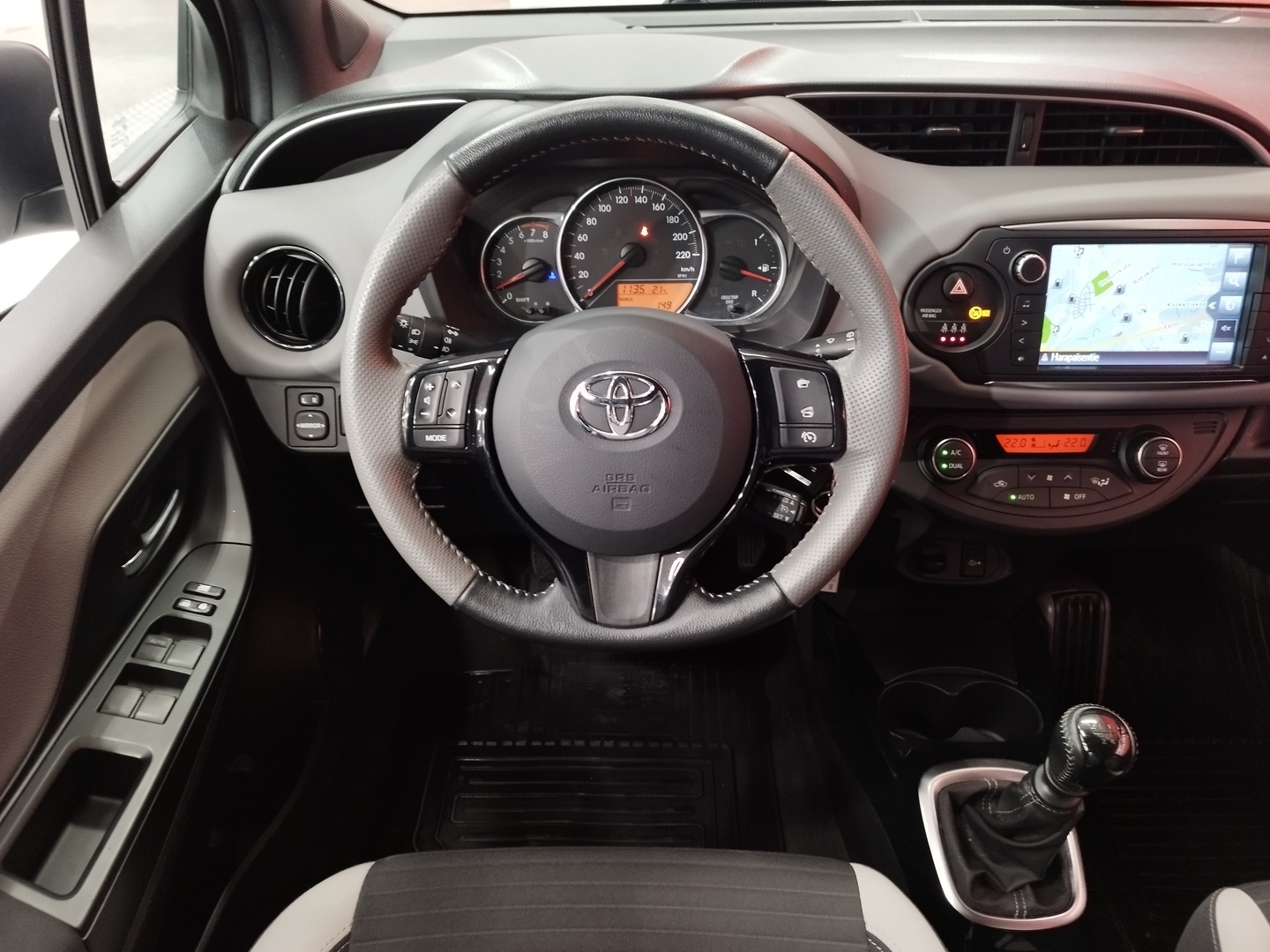 TOYOTA Yaris 11