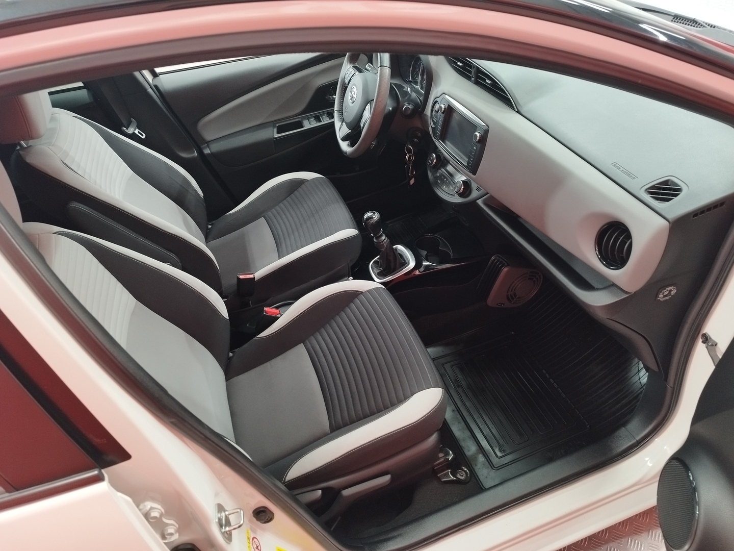TOYOTA Yaris 17