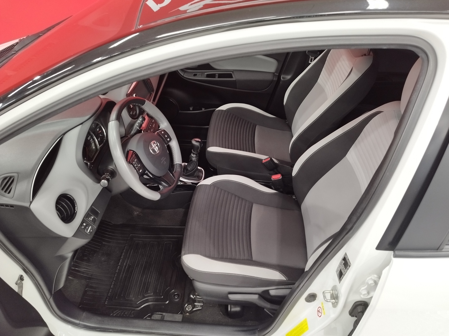 TOYOTA Yaris 8