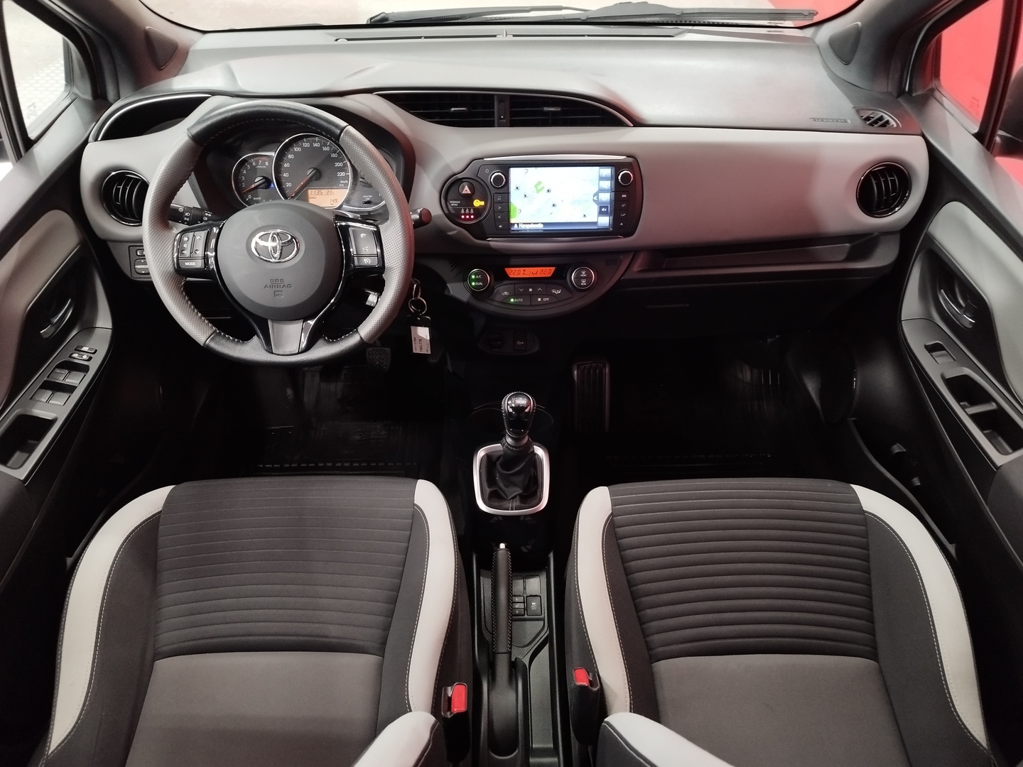 TOYOTA Yaris 9