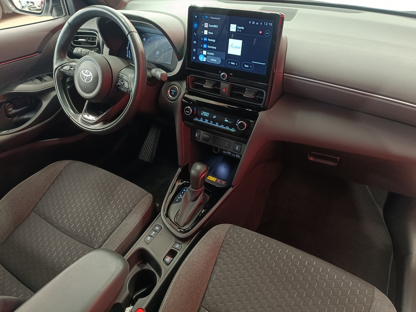 TOYOTA Yaris Cross 12