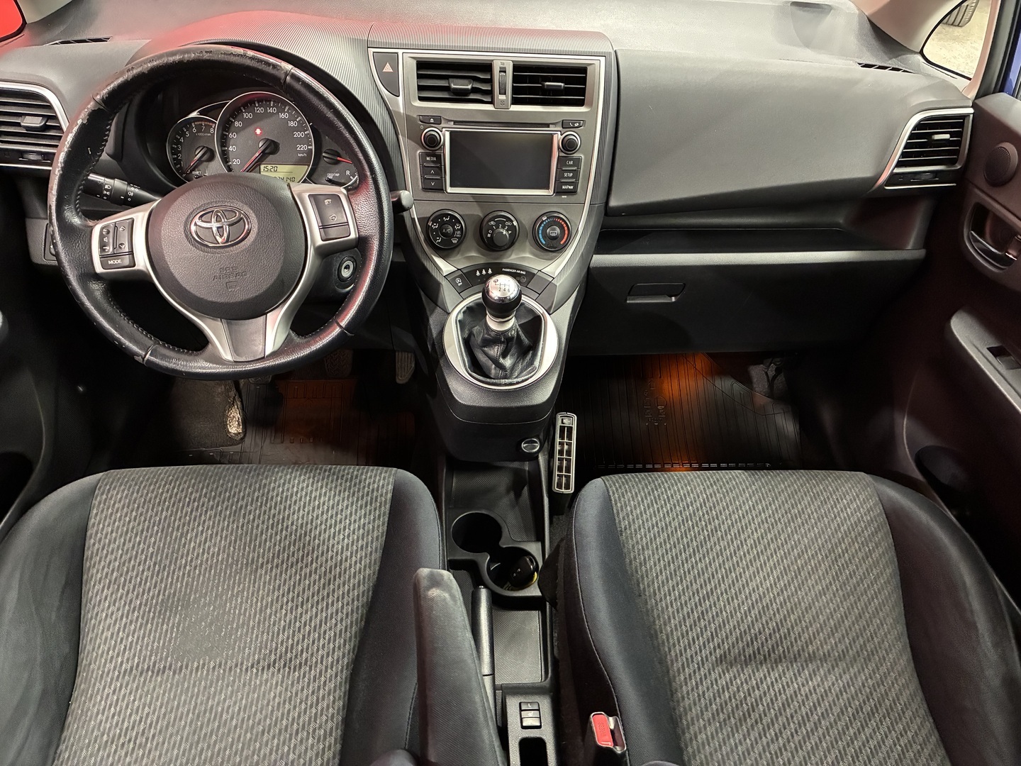 TOYOTA Verso-S 8