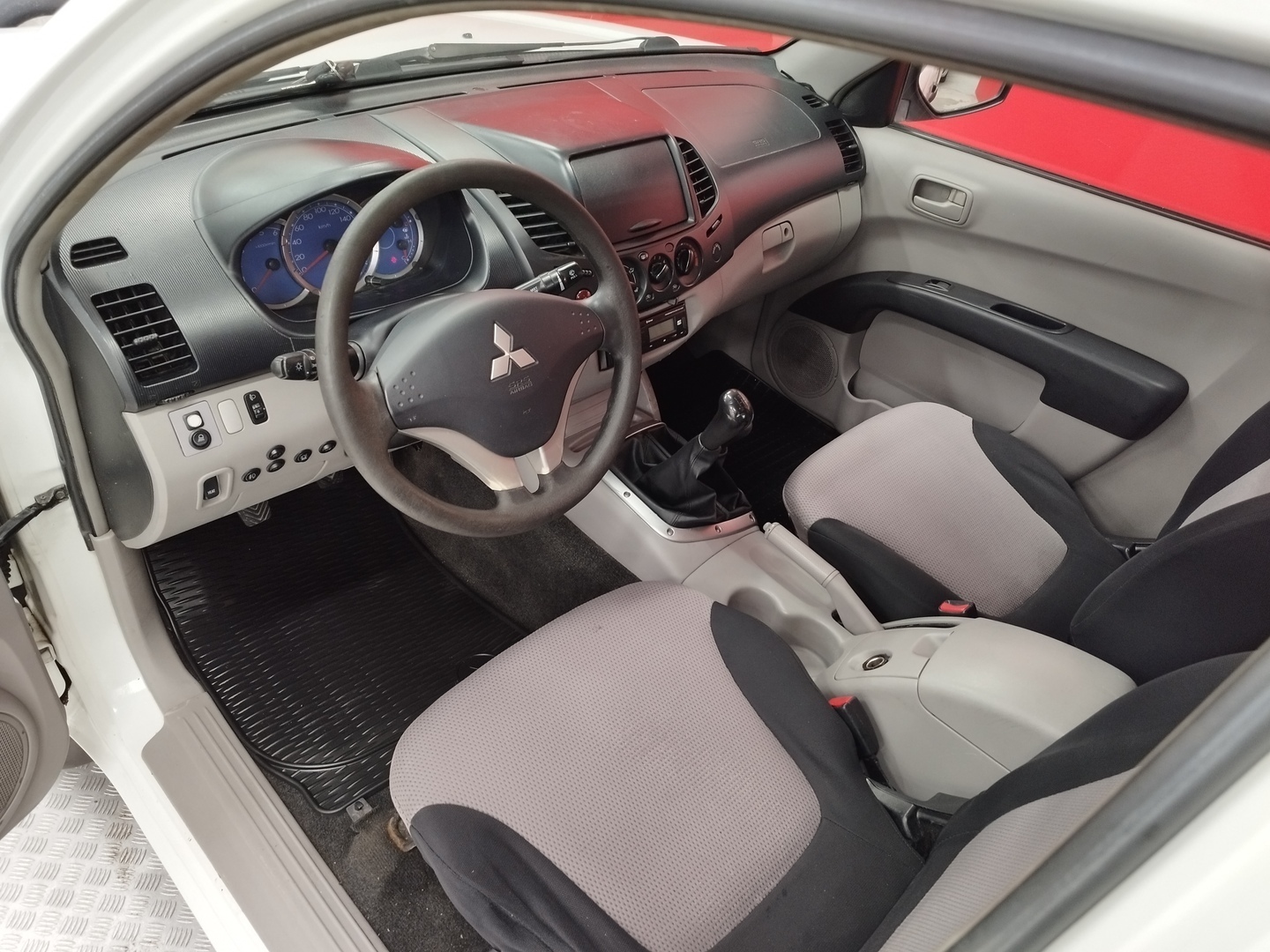 MITSUBISHI L200 11