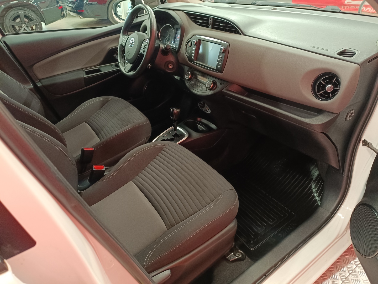 TOYOTA Yaris 10