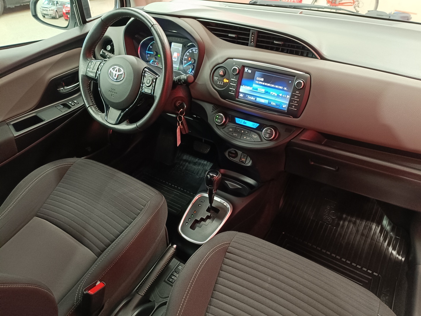 TOYOTA Yaris 11