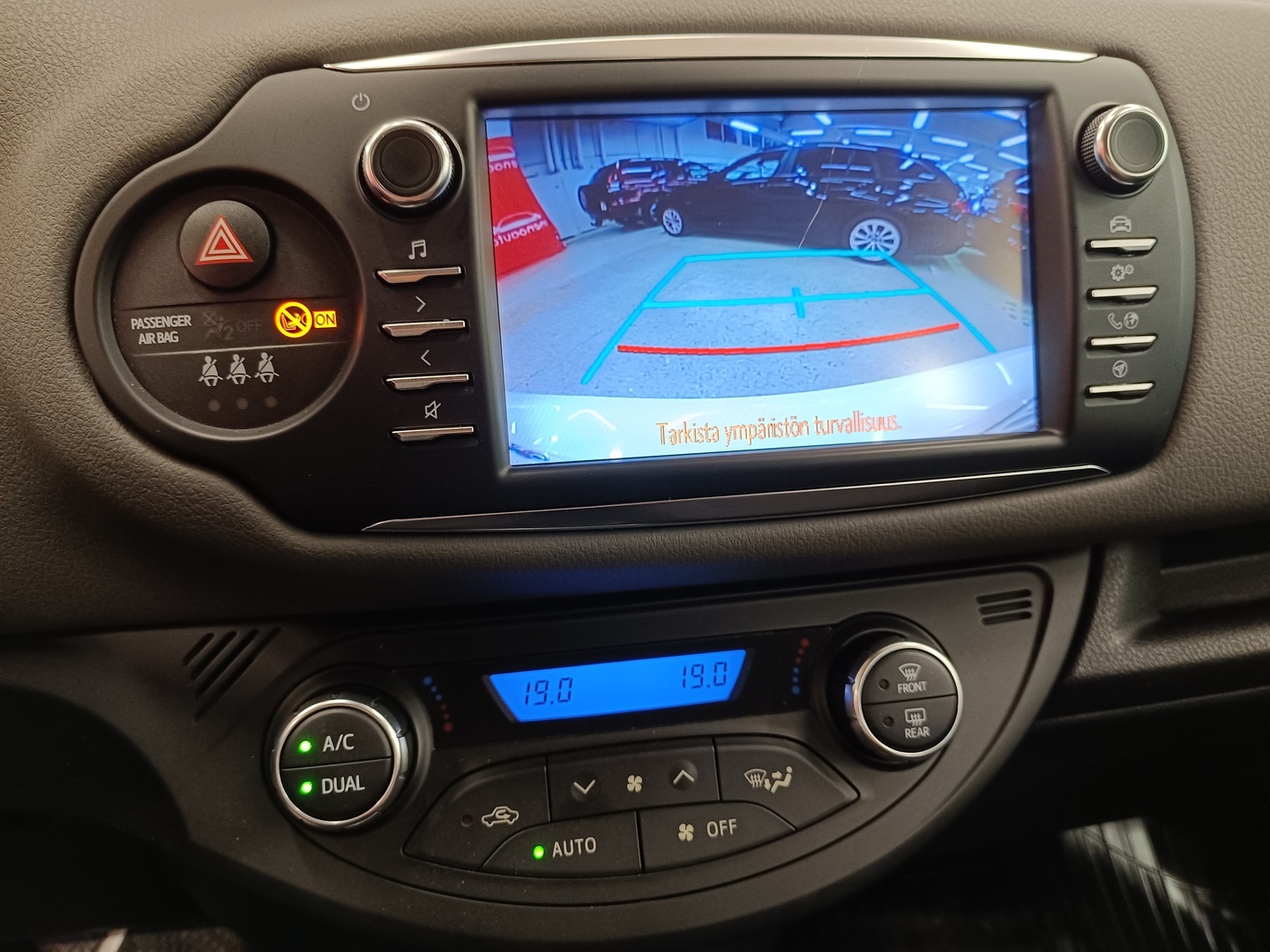 TOYOTA Yaris 12