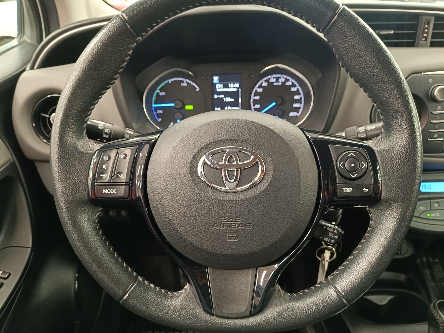 TOYOTA Yaris 8