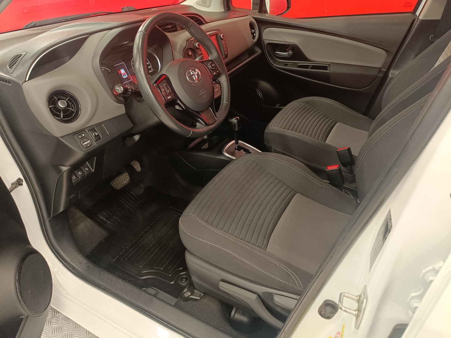 TOYOTA Yaris 9