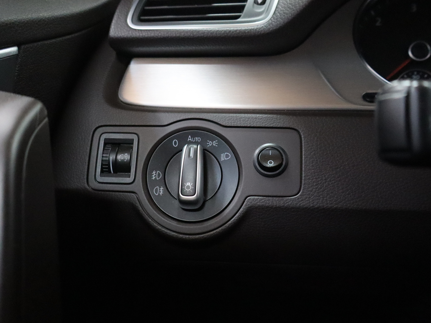 VOLKSWAGEN PASSAT 2011