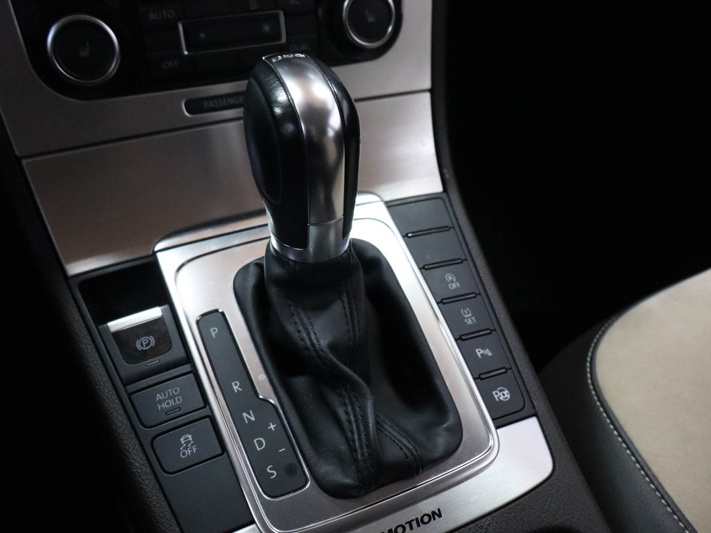 VOLKSWAGEN PASSAT 2011